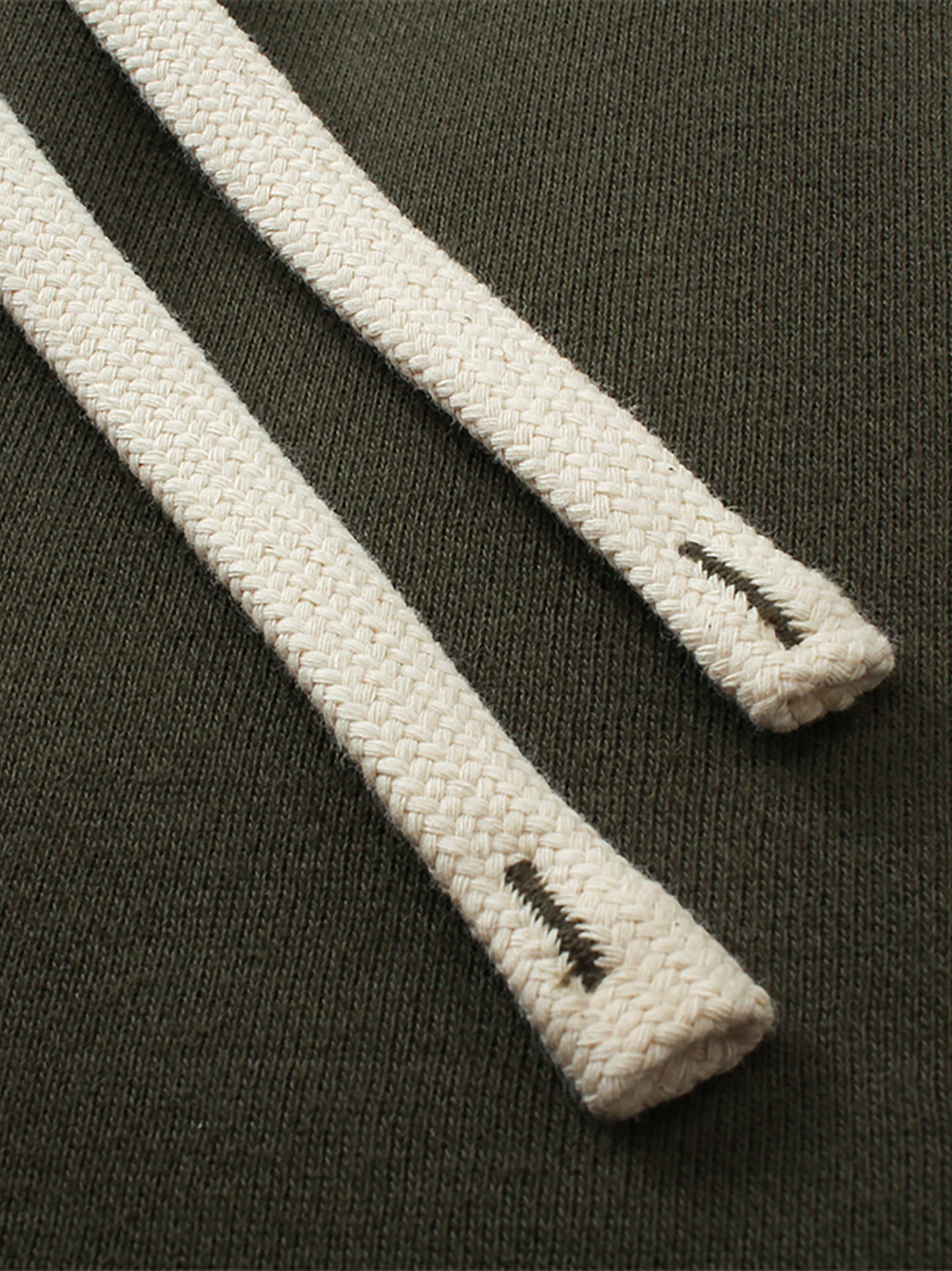 Future-Homme Fleece Please Close-up of white drawstrings in 360 GSM on a dark background