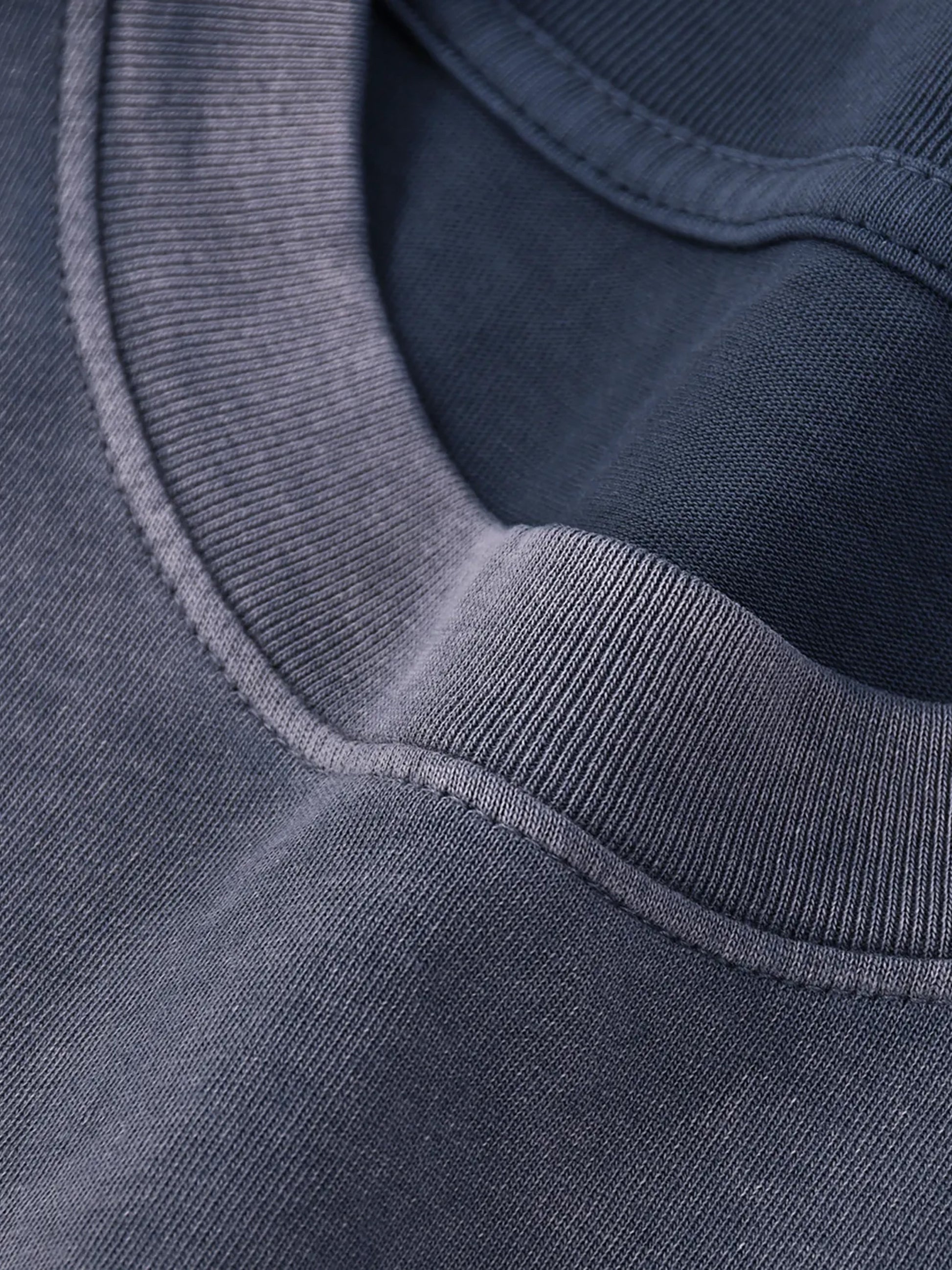 A close up of the Future-Homme Ombre Effect t-shirt crewneck area in blue. 